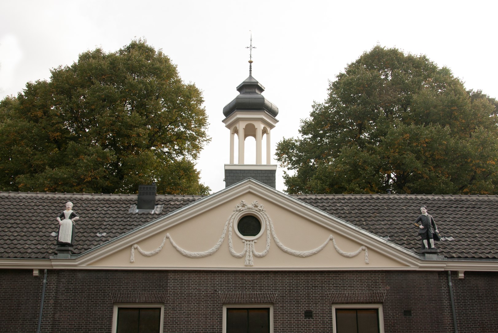 Gevel_straatzijde_met_herstelde_toren.jpg