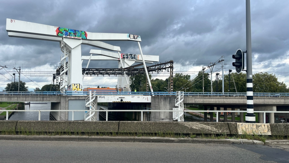 Spoorbrug tussen Schiedam en Rotterdam kapot, tot de avondspits geen treinen