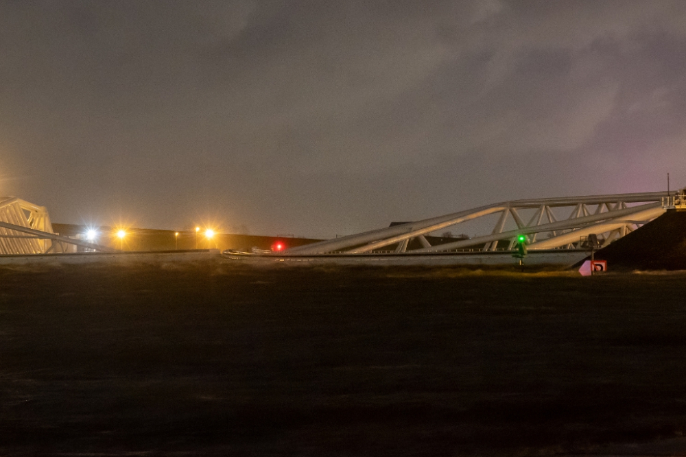 Maeslantkering voor het eerst ooit automatisch gesloten vanwege hoge waterstand, kades in Schiedam weer snel droog