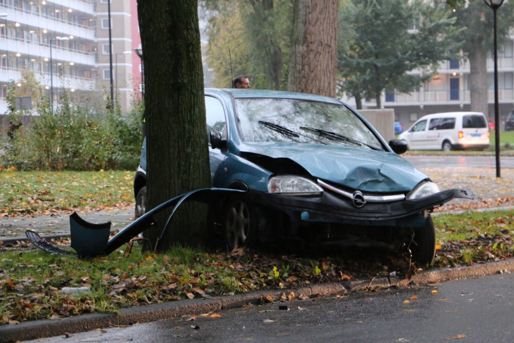 Boom van rechts had voorrang, auto in de prak