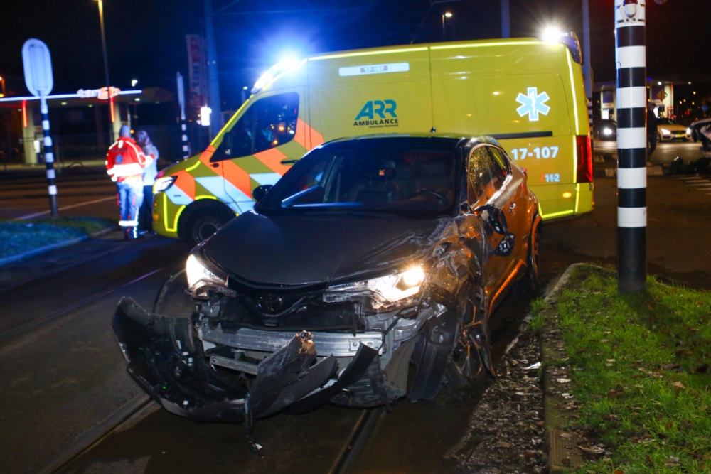 Tram- en autoverkeer geblokkeerd na aanrijding; politie verricht één aanhouding