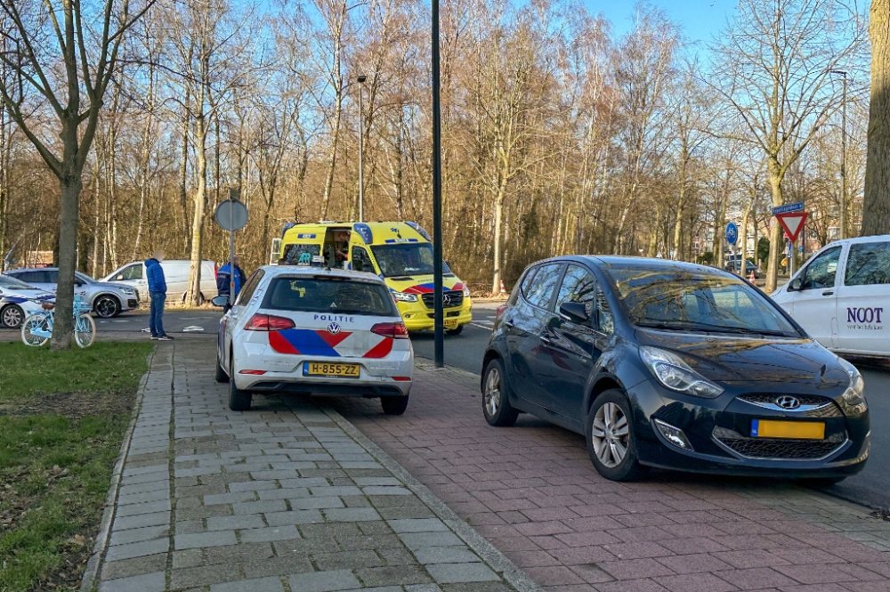 Meisje op de fiets aangereden door auto