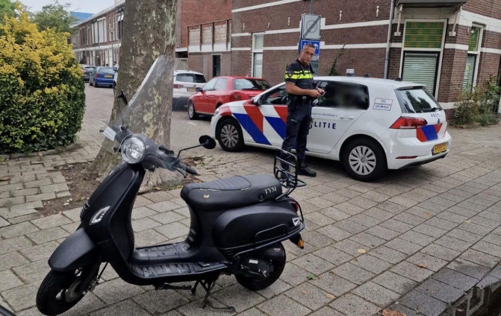 Agenten betrappen jongen bij gestolen scooter