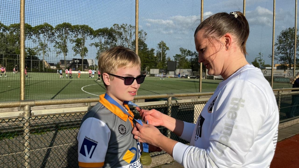 Joachim (12) won hockeygoud bij medailleregen tijdens Special Olympics