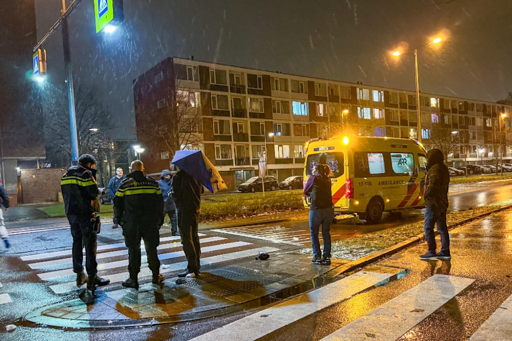 Meisje door auto aangereden op zebrapad, veroorzaker vlucht weg