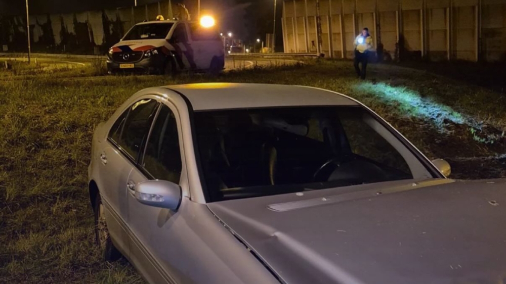 Achtervolging met hoge snelheid en spookrijdend over de snelweg eindigt in vangrail in Schiedam