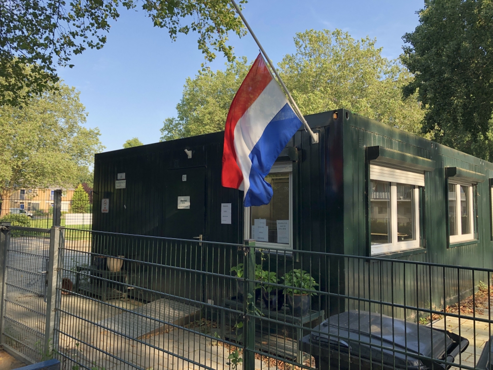 Vlag halfstok bij speeltuin Strauss en Co