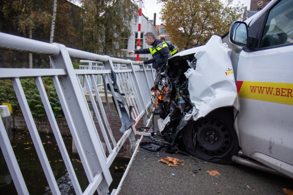 Auto crasht tegen brug: brug kan niet meer open