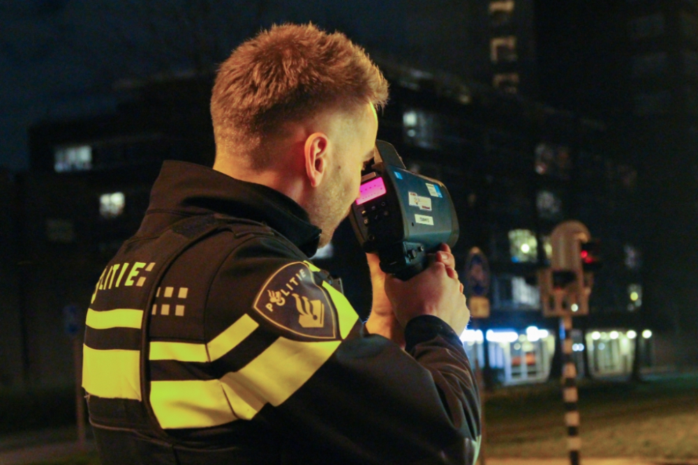 Met 125km/u door de bebouwde kom en gepakt tijdens verkeerscontrole op Bachplein