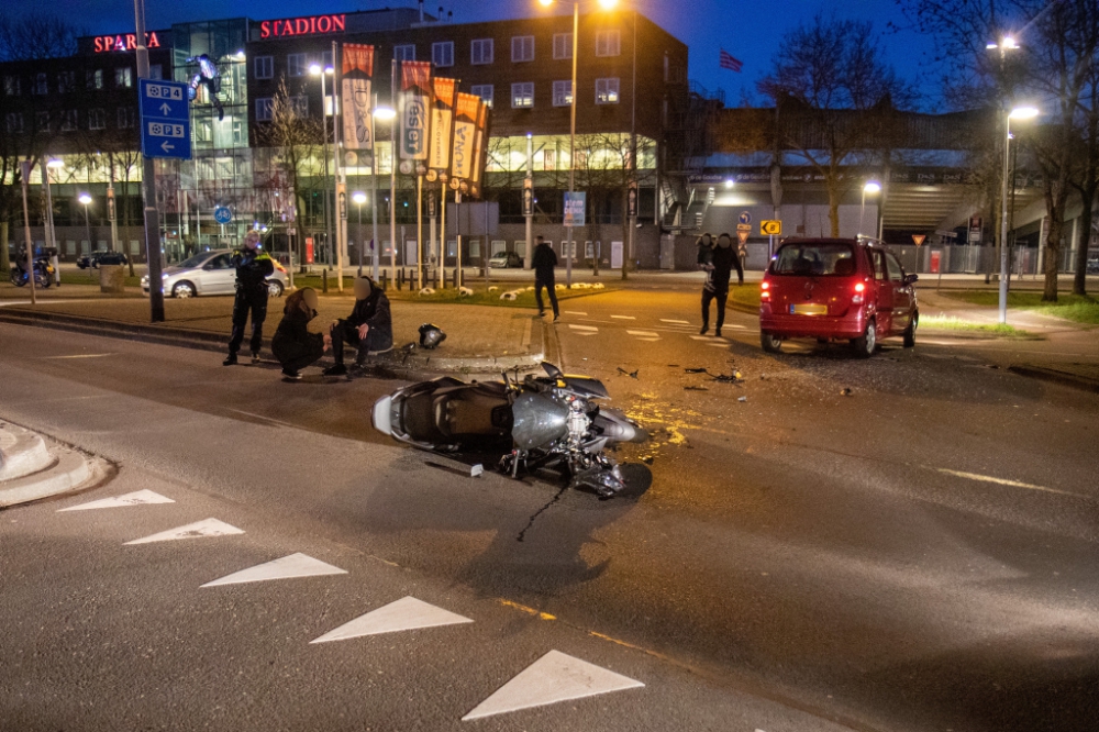 Twee gewonden na ongeval tussen auto en motor bij Sparta Stadion