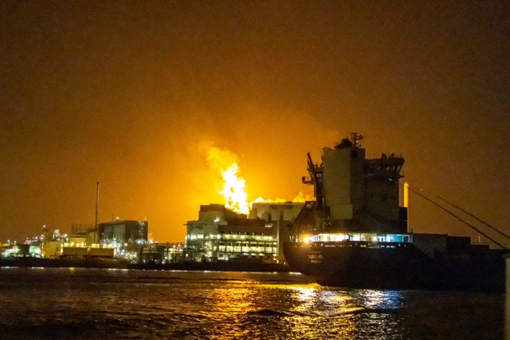 Veel klachten over tientallen meters hoge fakkel bij Shell