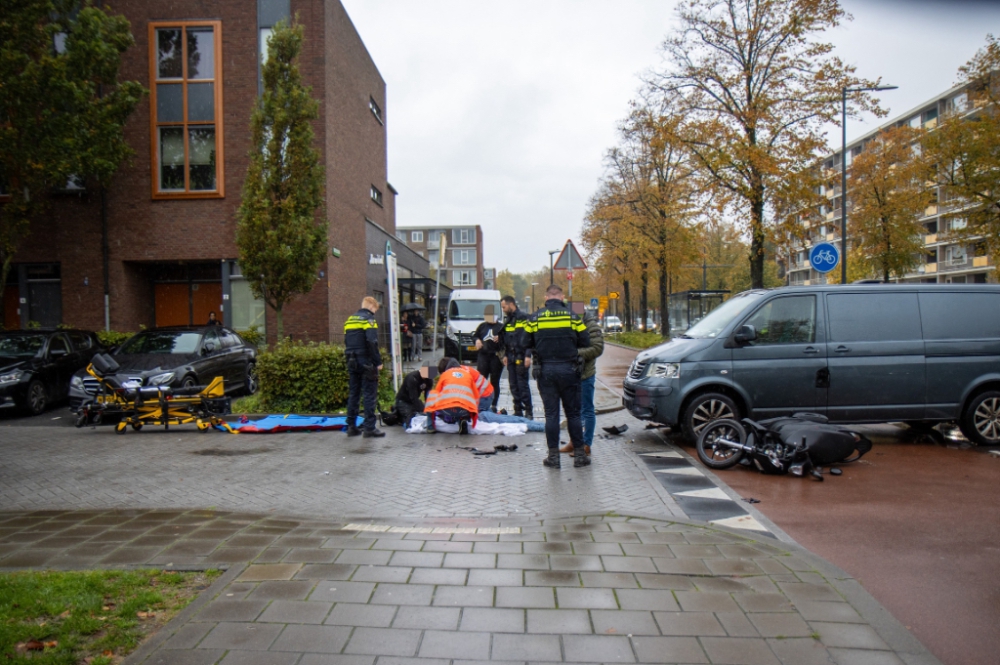 Scooterrijder raakt gewond bij botsing met bestelwagen