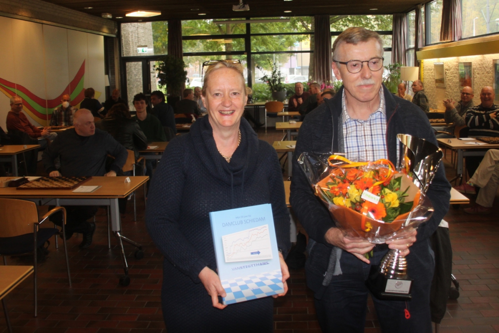 Van Stigt Thans wint ook derde wedstrijd; wethouder Laan ontvangt jubileumboek van Schiedamse damclub