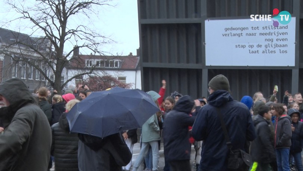 Gedicht lezen terwijl je voor een open brug staat, het kan nu voor de Koemarktbrug