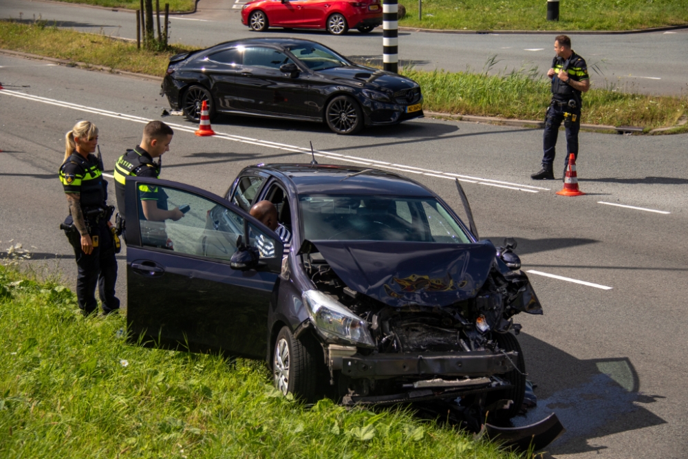 Lesauto knalt op voorligger bij Vijfsluizen