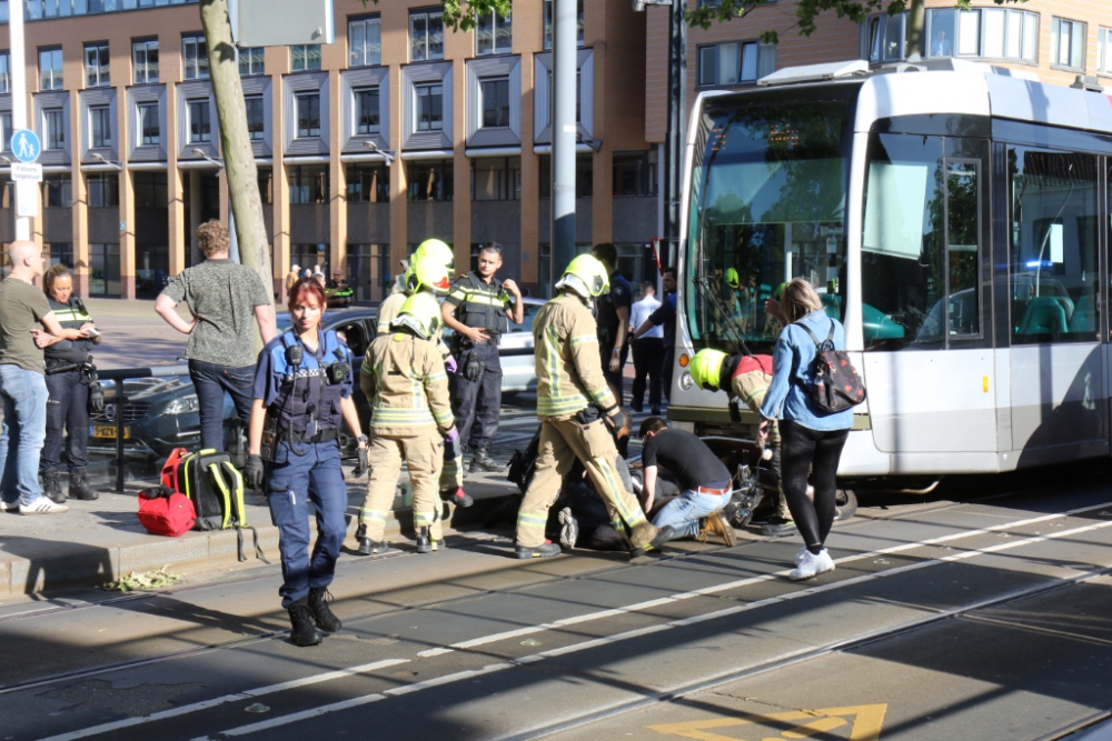 Man zit half uur bekneld na aanrijding met tram