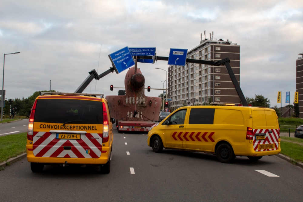 Vrachtwagen met groot gevaarte ramt bewegwijzeringsborden