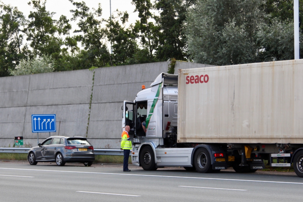 Auto en vrachtwagen komen in botsing op snelweg