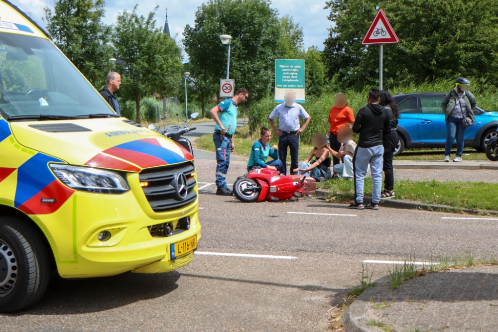 Scooterrijdster aangereden door auto