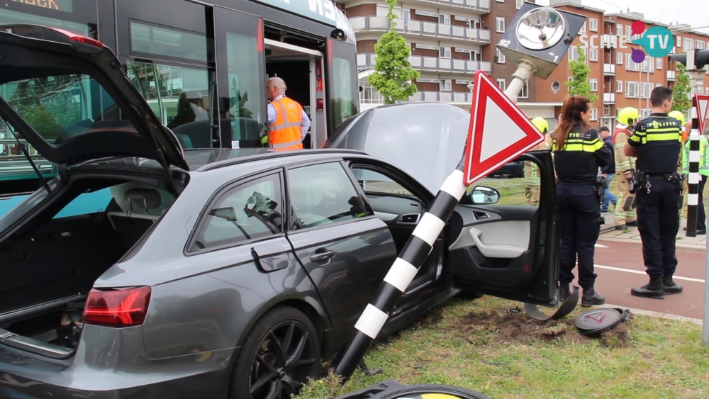 Auto rijdt tram uit de rails