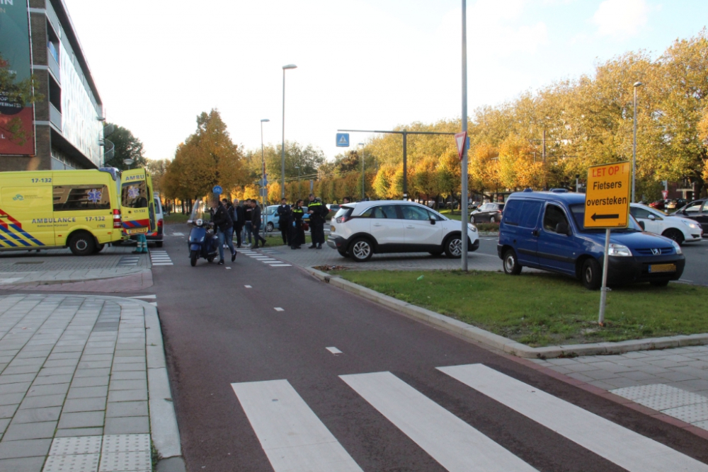 Scooterrijder gewond na aanrijding met auto op de Parkweg