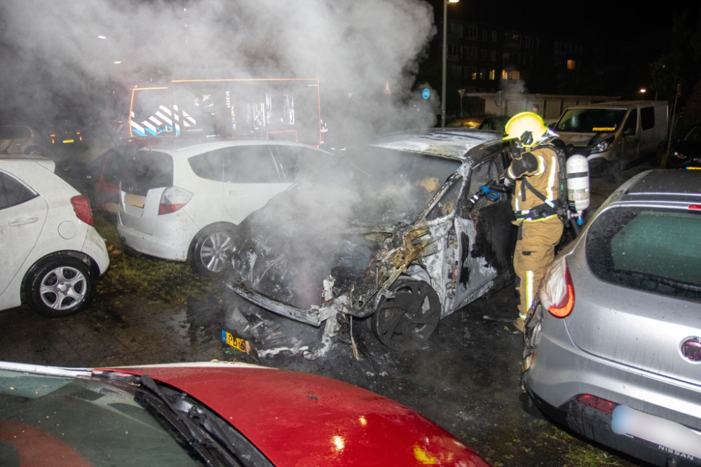 Schade aan vijf voertuigen na wéér een autobrand: dertigste in half jaar tijd