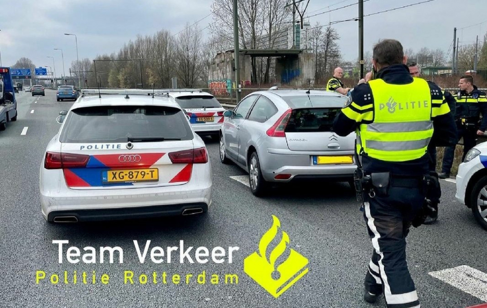 Politie rijdt gestolen auto klem op de A20, twee verdachten gearresteerd