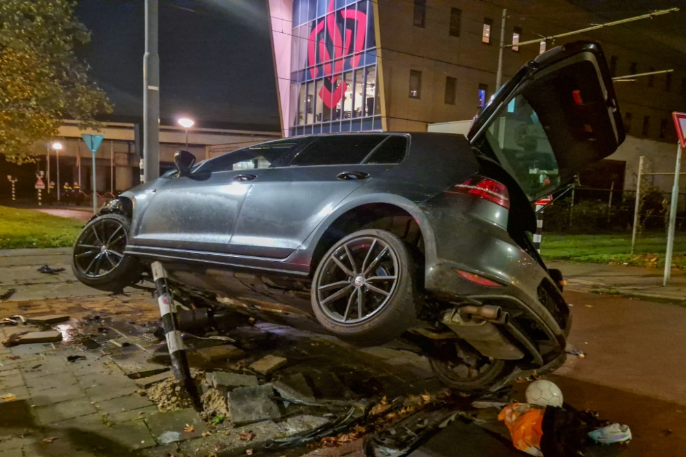 Auto crasht op paaltje, inzittenden beweren achtervolgd te zijn