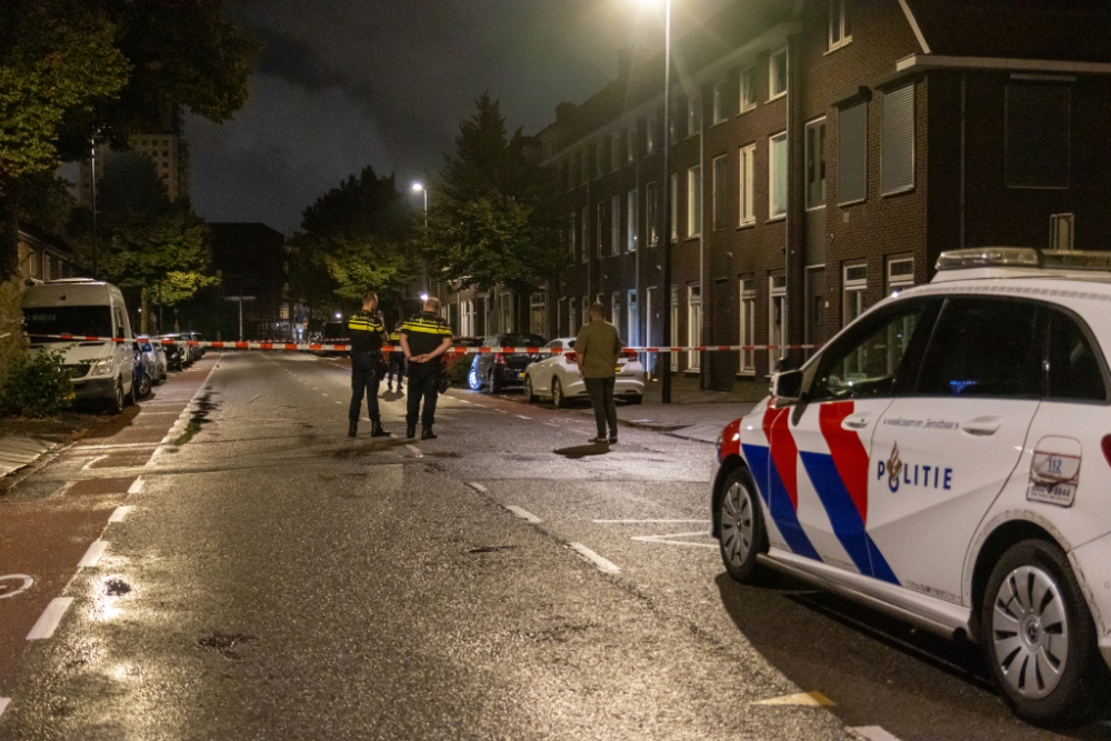 Explosie veroorzaakt brand bij voordeur woning