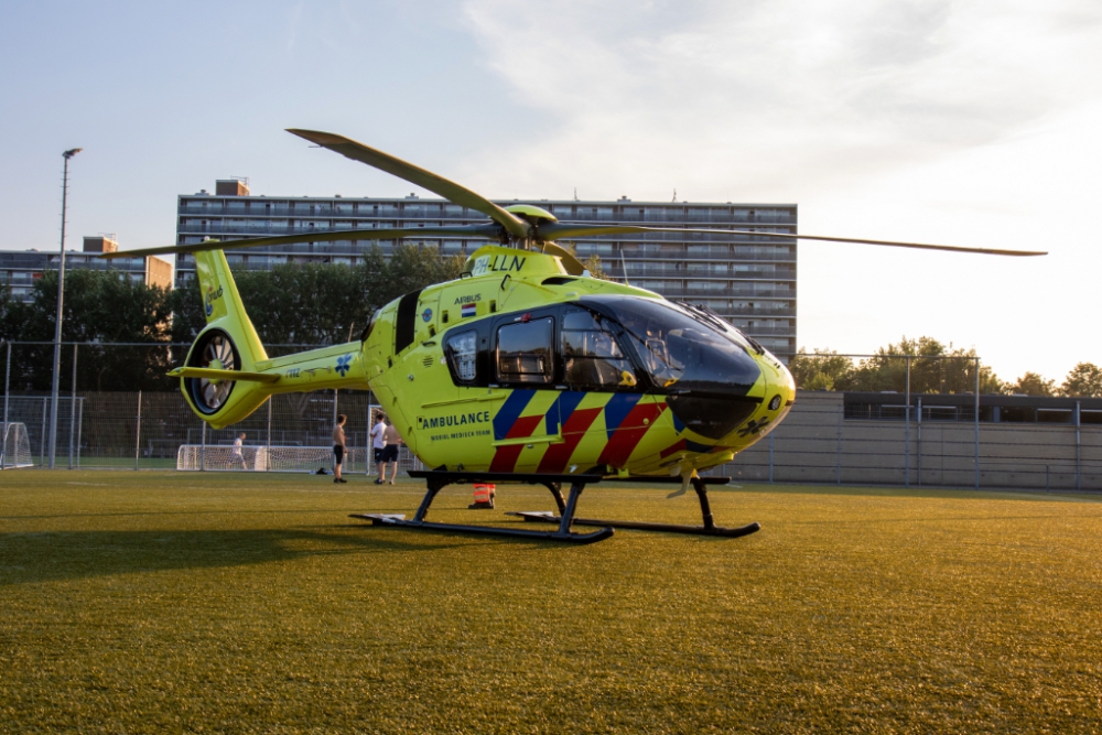 Traumahelikopter landt op voetbalveld