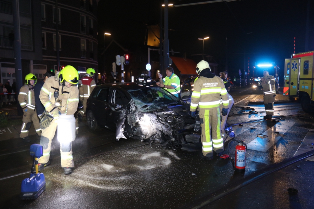 Auto klapt frontaal op verkeerspaal in Centrum