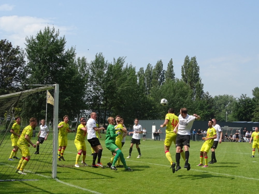 Vlaardingse derby: Victoria&#039;04 rolt DVO&#039;32 op