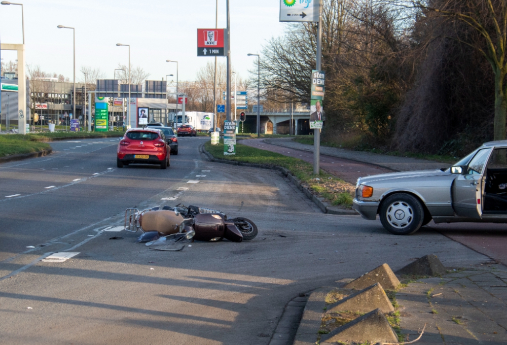 Scooter zwaar beschadigd na aanrijding met auto op de Tjalklaan