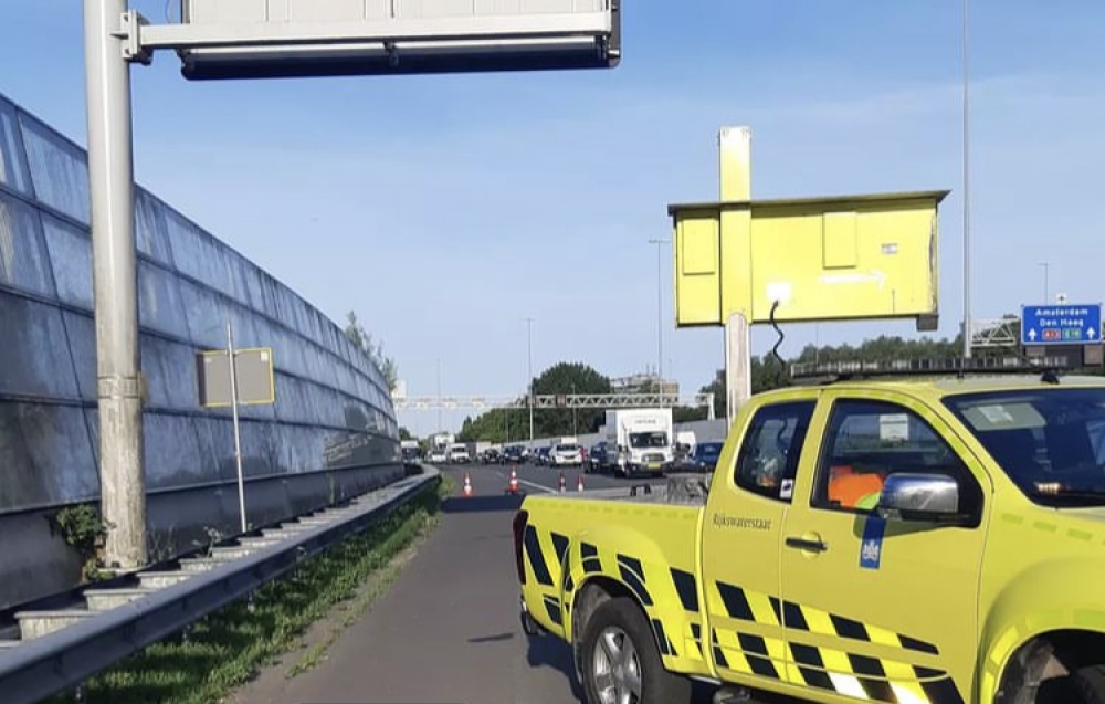 Automobilist onwel op de A20, medeweggebruikers negeren massaal rode kruizen