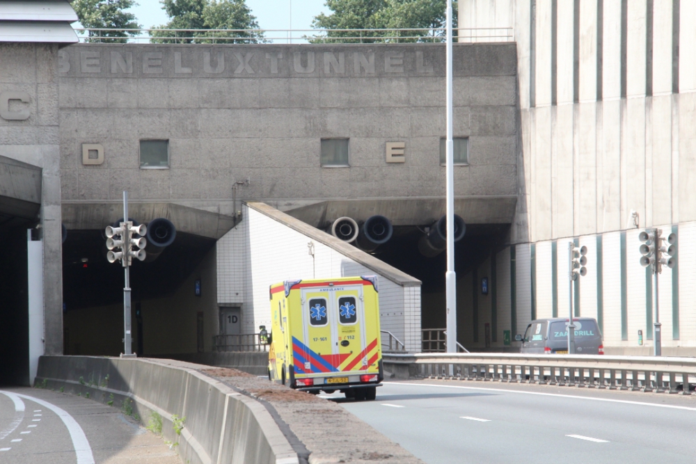 Weer raak in de Beneluxtunnel: tunnelbuis afgesloten na ongeval