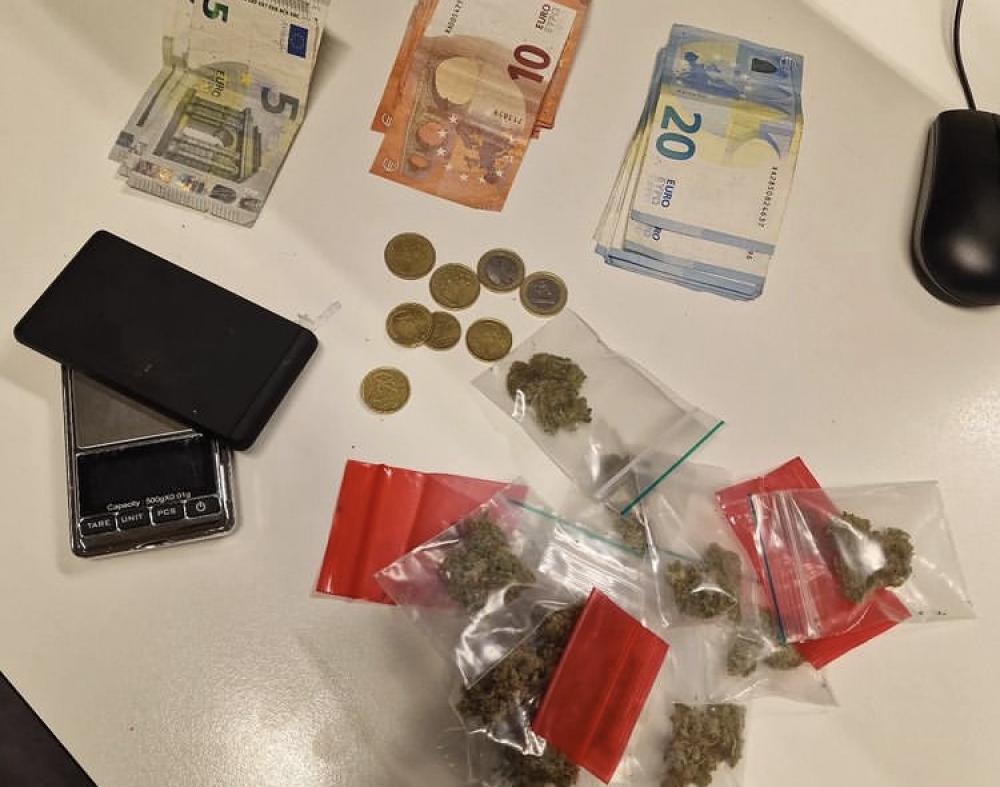 Drugsdealer na achtervolging aangehouden in Centrum