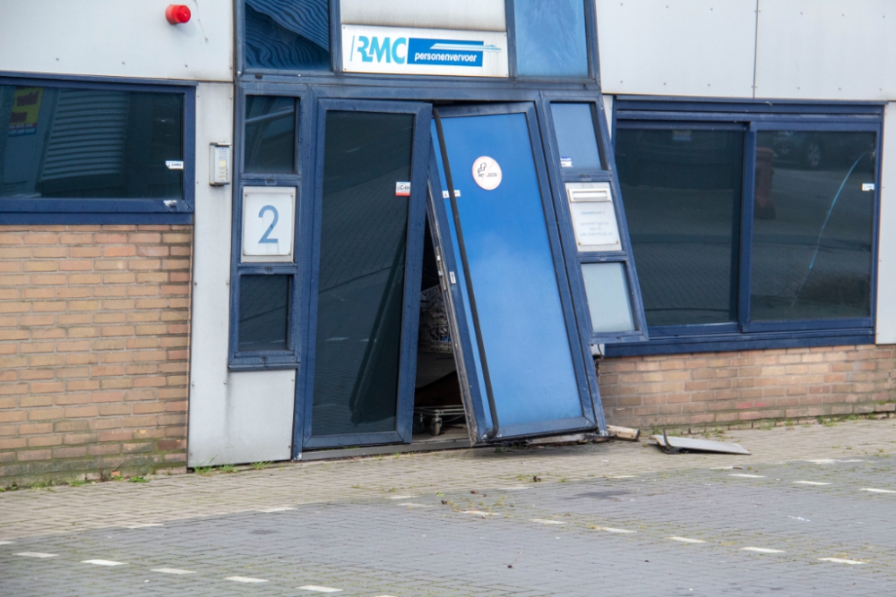 Pui bedrijfspand Kommiezenlaan ontzet door harde windstoten