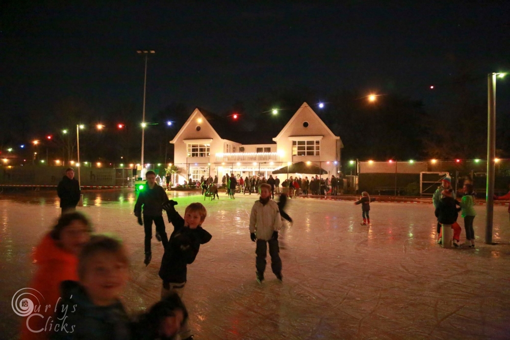 De nacht doorwerken voor drie uurtjes schaatspret