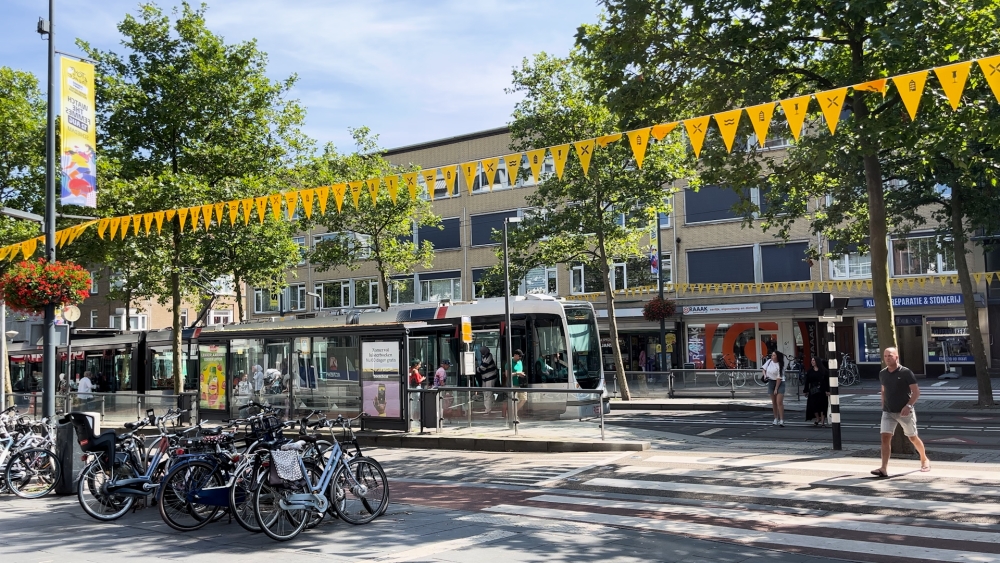 Waarom hangen er gele vlaggetje op de Broersvest?