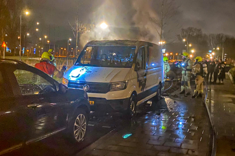 Cabine van bestelbus brandt uit op Hargalaan, politie spreekt van brandstichting