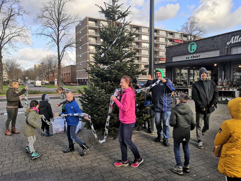 Kids Groenoord Zuid en Scouting Tono-groep versieren wijkkerstboom Groenoord-Zuid