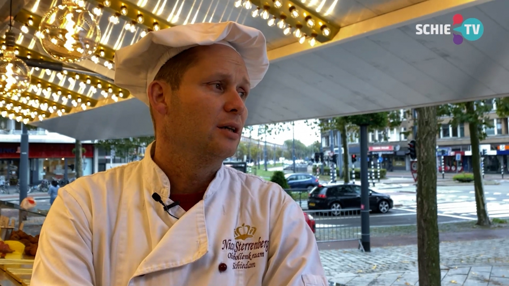 Oliebollenbakker Sterrenberg is terug op de Koemarkt: “Ik ben niet elke dag vrolijk, dat lukt me niet”