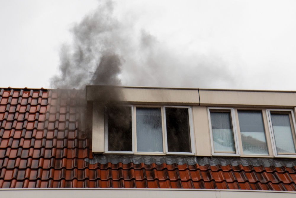 Veel rook bij brand in woning aan het Fabriplein: &#039;Mensen gelukkig veilig buiten&#039;