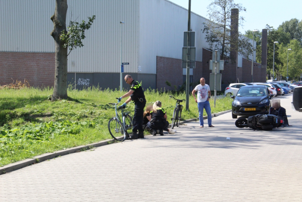 Scooterrijder naar het ziekenhuis na aanrijding met fietser