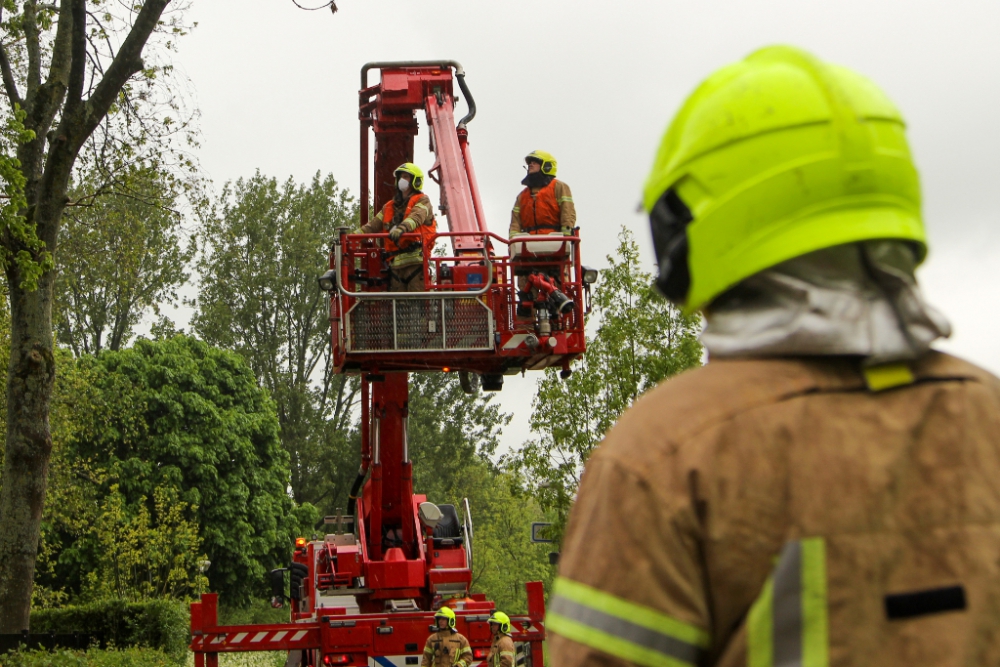 Brandweer komt in actie voor gevaarlijk loshangende tak boven fietspad