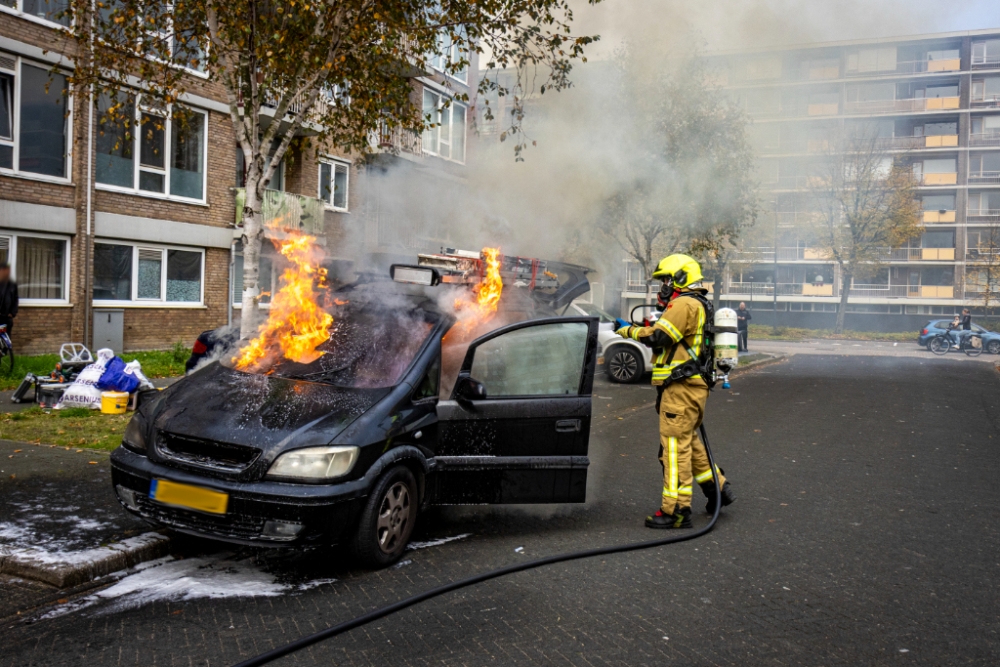 Auto vliegt tijdens het rijden in brand