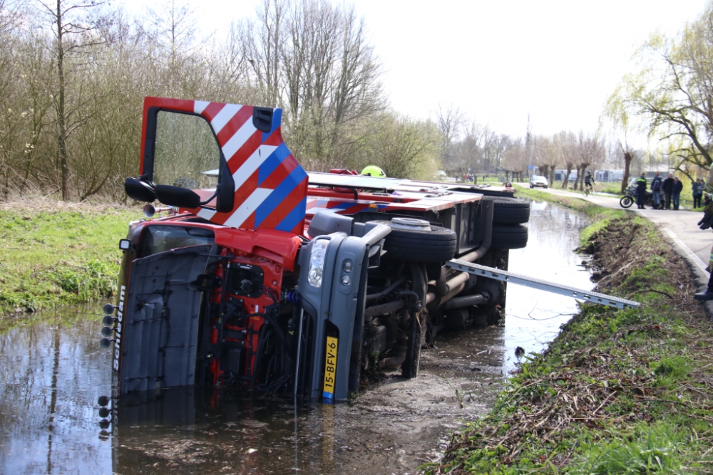 Brandweerauto in de sloot op de Groeneweg