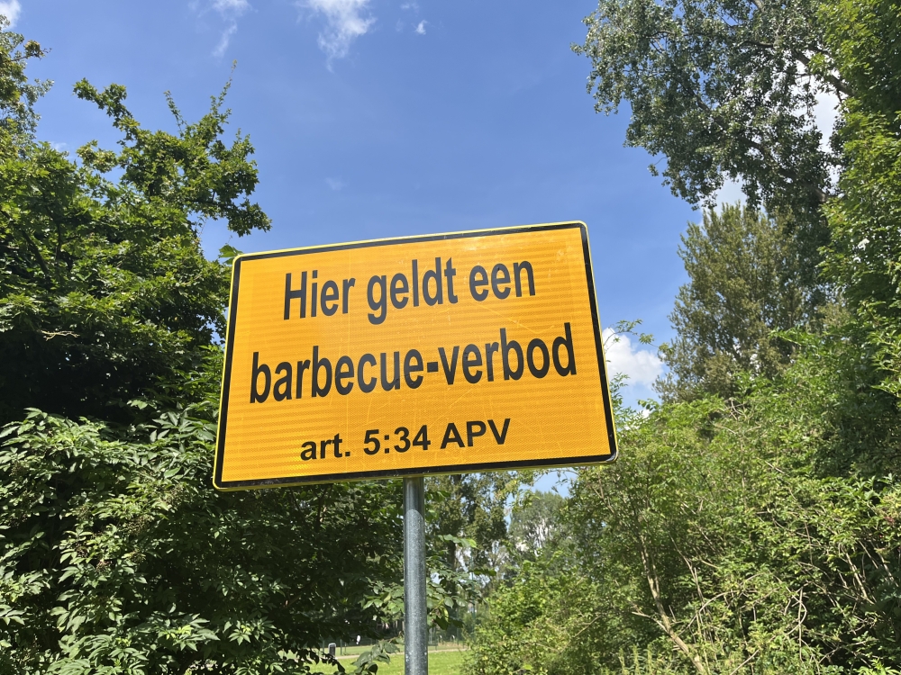 Verboden te BBQ&#039;en: Schiedam plaatst borden, maar taalbarrière roostert de plannen