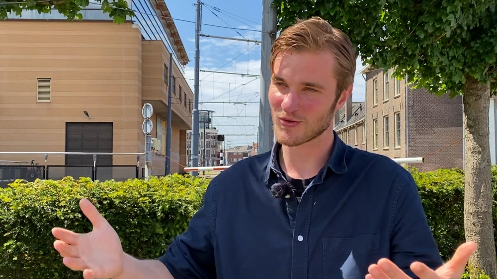 Jochem (22) voegt de daad bij het woord: sollicitatiebrief burgemeester afgeleverd