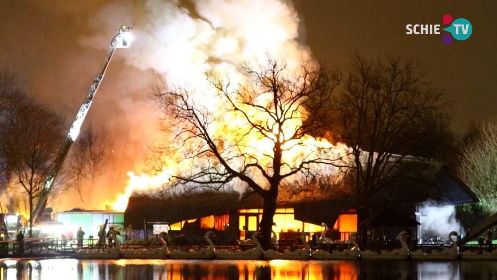 Grote uitslaande brand in Plaswijckpark, 14-jarige en 15-jarige verdachte aangehouden